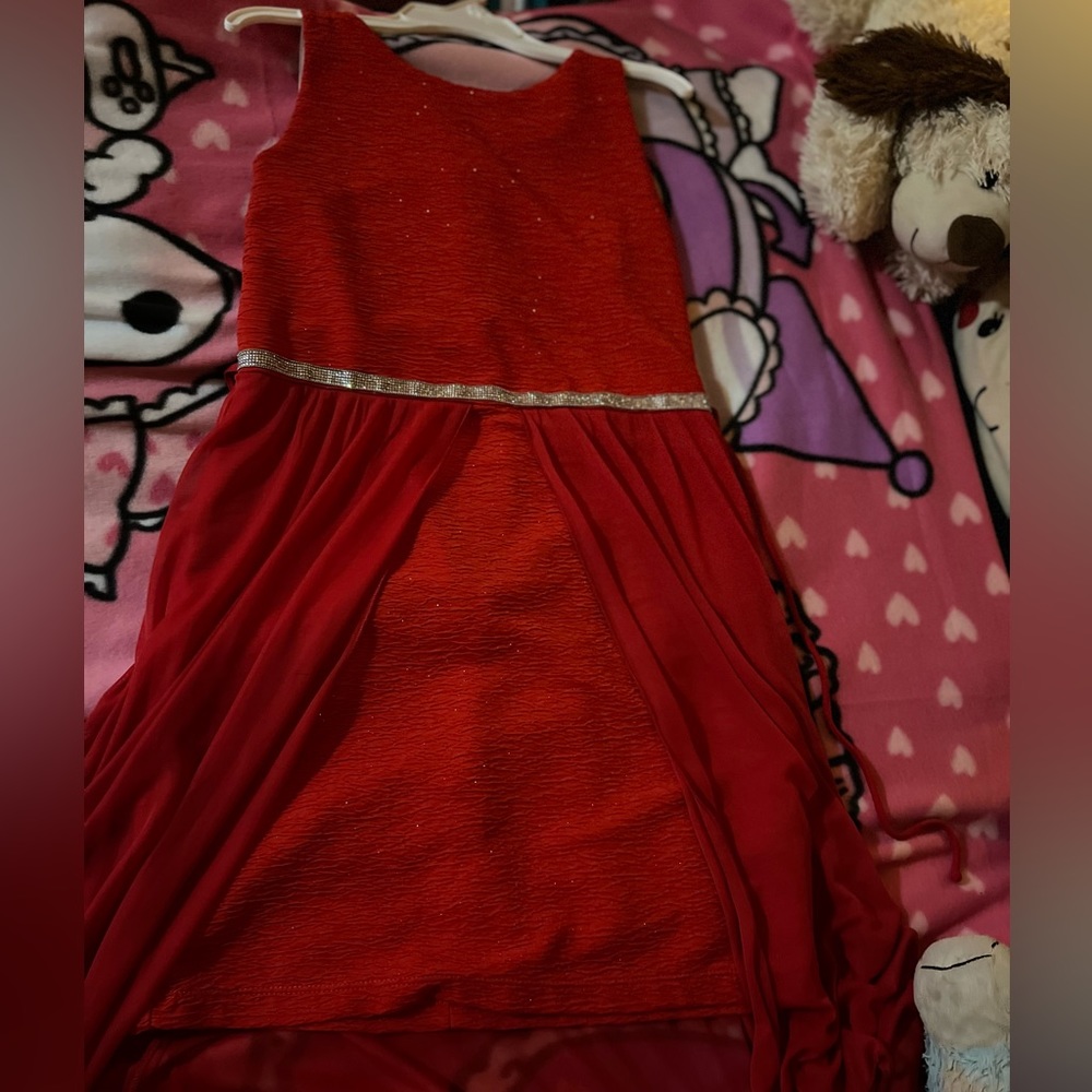 Pretty red dress with a flowy back with some sparkle 😉